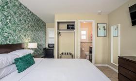 An overview of one of the guest rooms