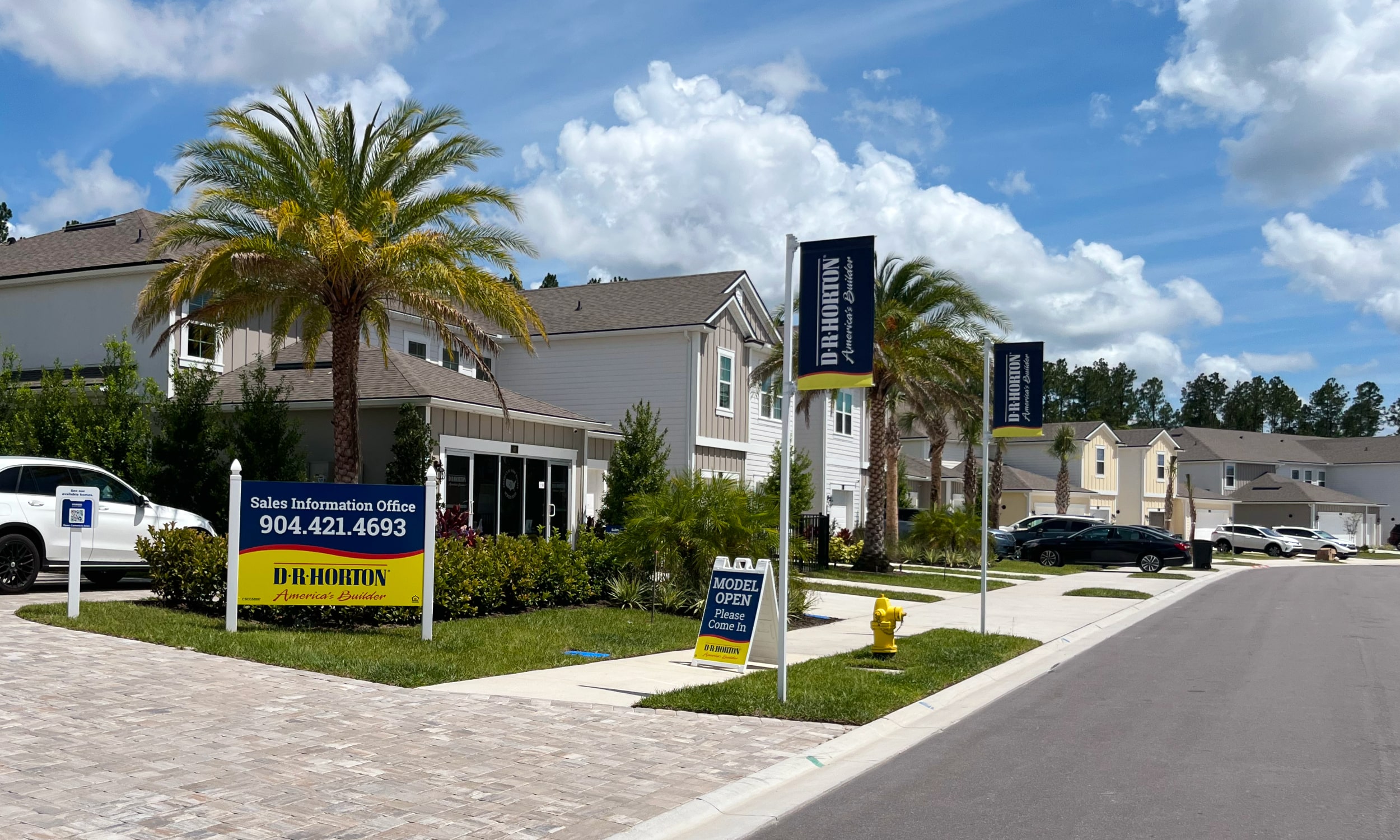 Street view of townhomes in Silverleaf Waterford Lakes.