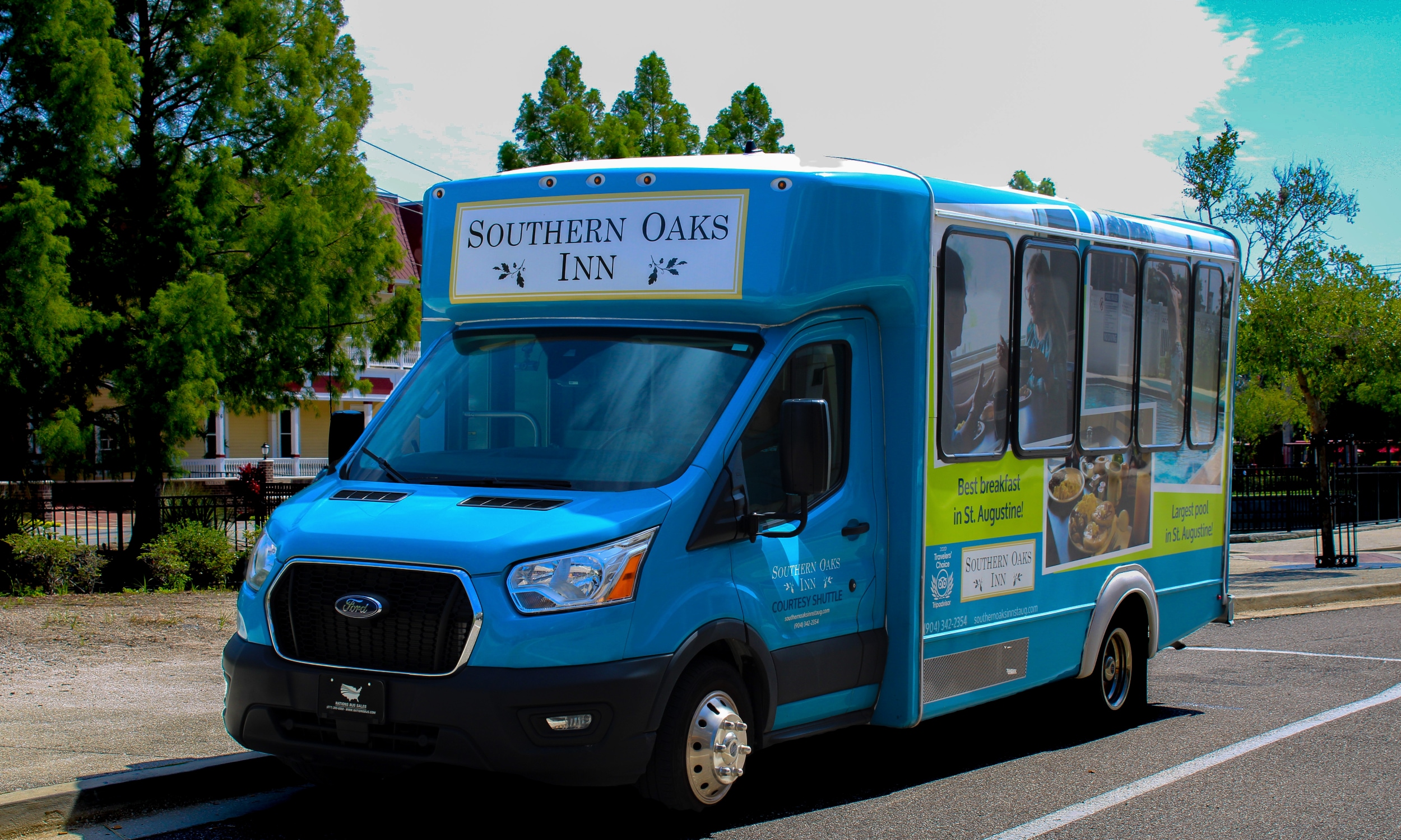 The shuttle bus for the Southern Oaks Inn.