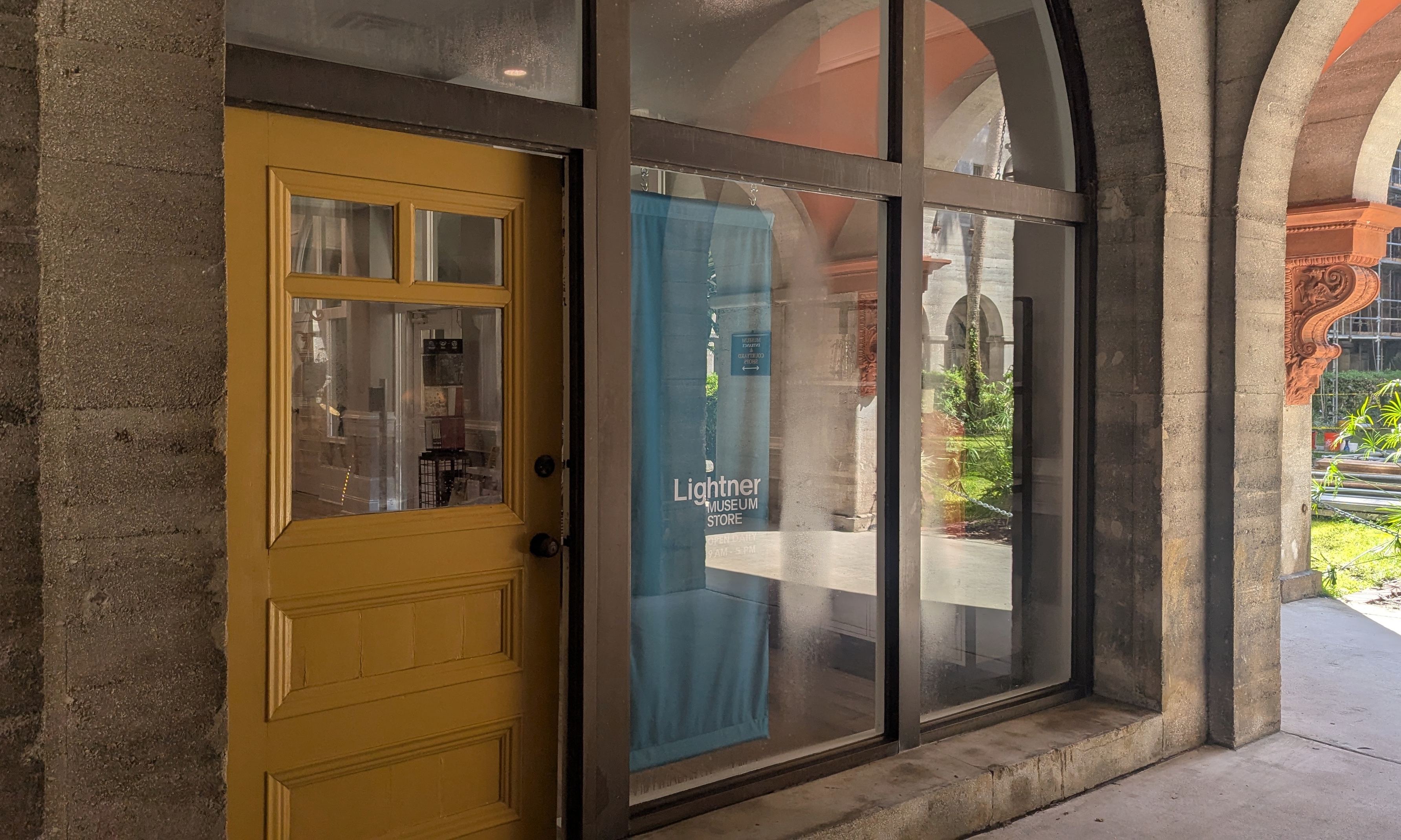 This store has an entrance in the passage through to the inner courtyard