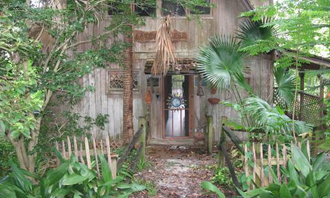 The exterior of Beluthahatchee Cottage.