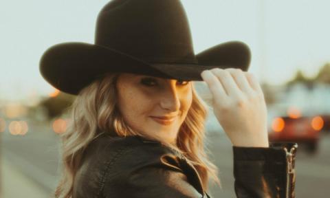 Aniston Pate poses with her hat