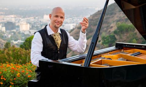 Jeremy Weinglass playing on the piano