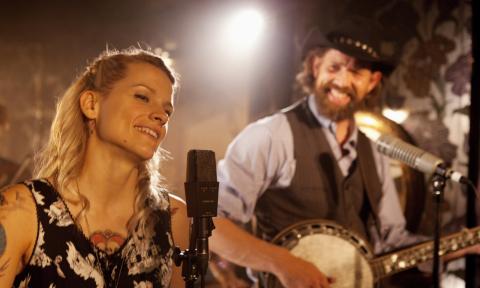 The couple singing onstage in "The Broken Circle Breakdown"