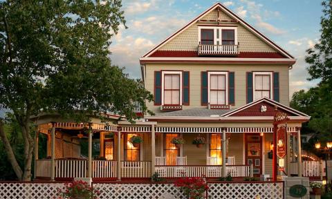 The Cedar House Inn welcomes its guests with charm and elegance.