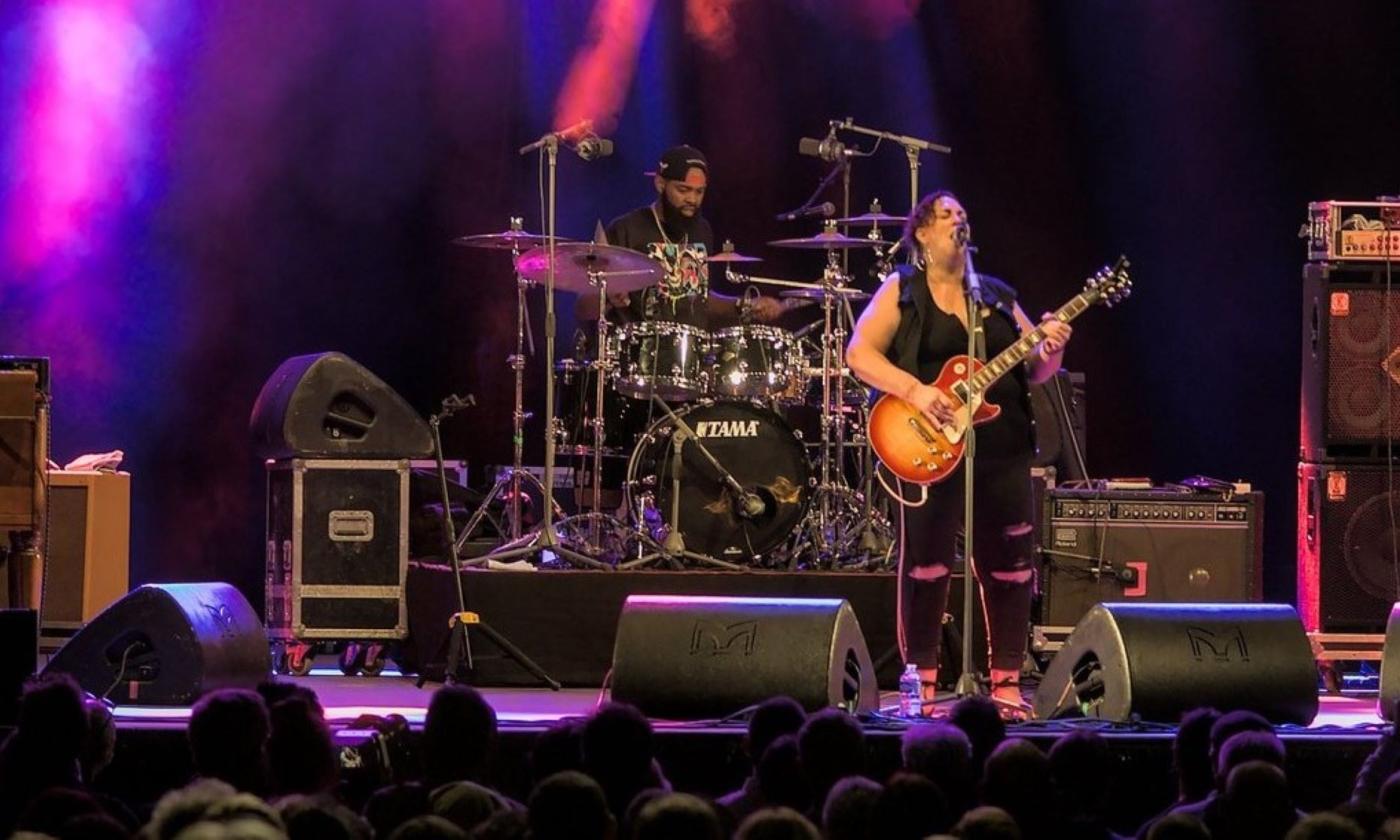 Joanna Connor performs on stage.