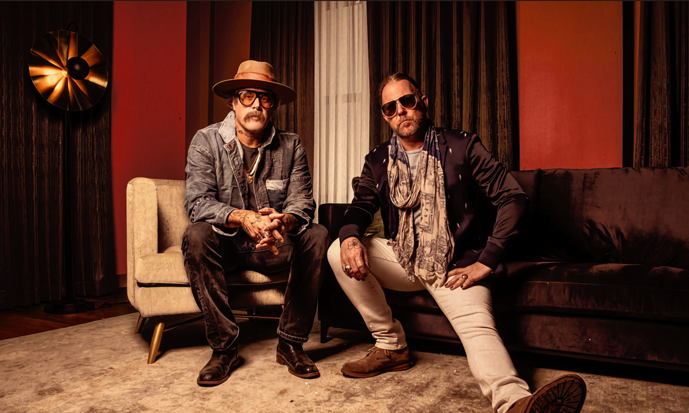Devon Allman and Donavon Frankenreiter pose for the camera.