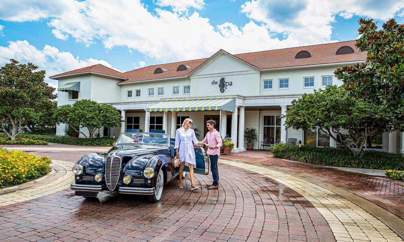 historic car and drive dropping off a couple at the Spa at Ponte Vedra Inn