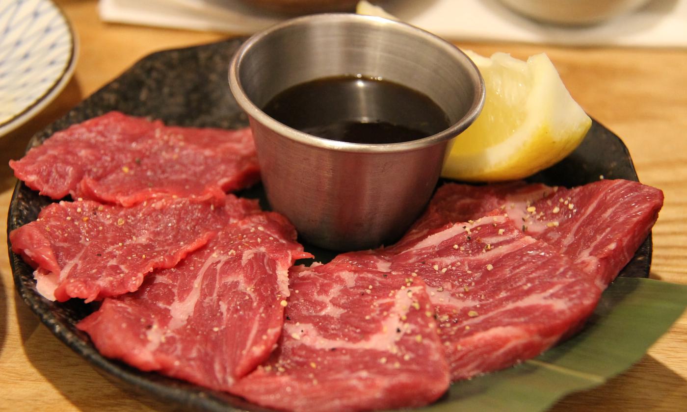 Wagyu slices with sauce and lemon