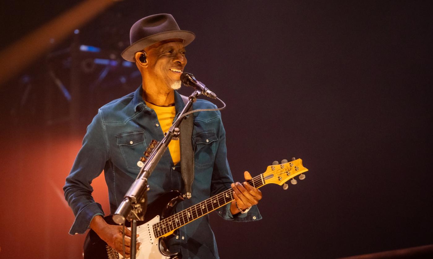 Singer, songwriter, bluesman Keb' Mo' on stage with his electric guitar