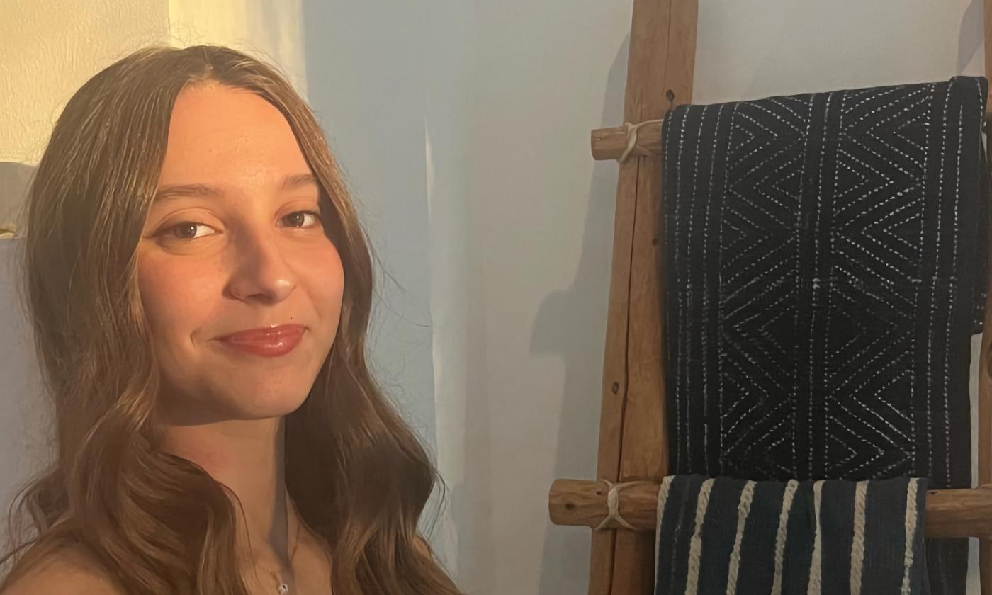 Éowyn Sage Rubino posing in a soft light