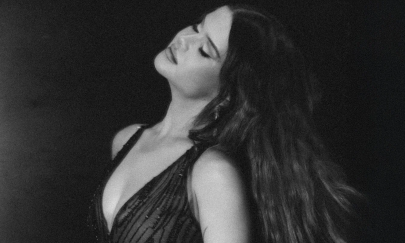 Maren Morris shuts her eyes and poses for fans.