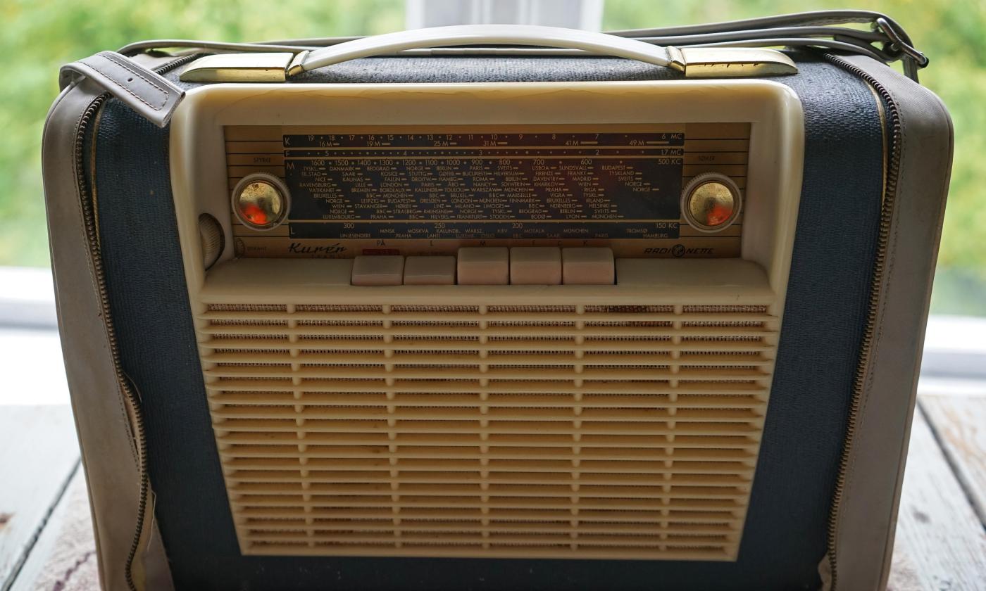 An old radio from the mid-century, on a picnic table 