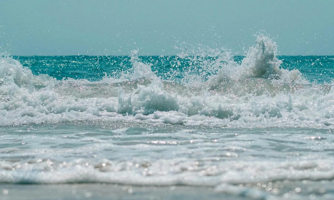 Ocean waves crashing