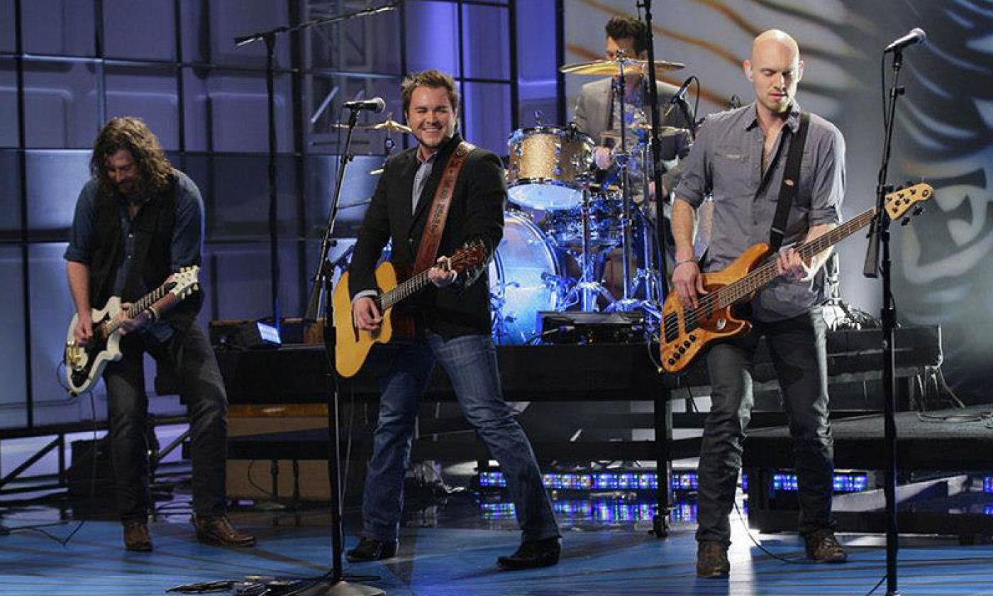 Eli Young Band performing.