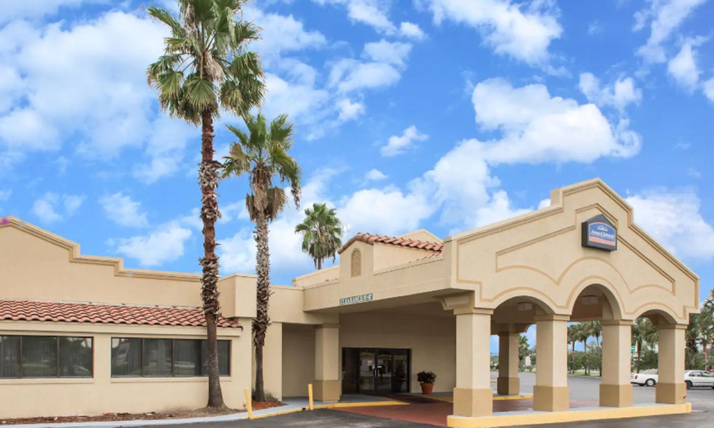 The entry portico of the Howard Johnson by Wyndham in St. Augustine.