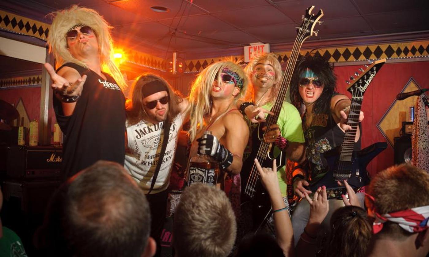 Papercutt playing live and partying