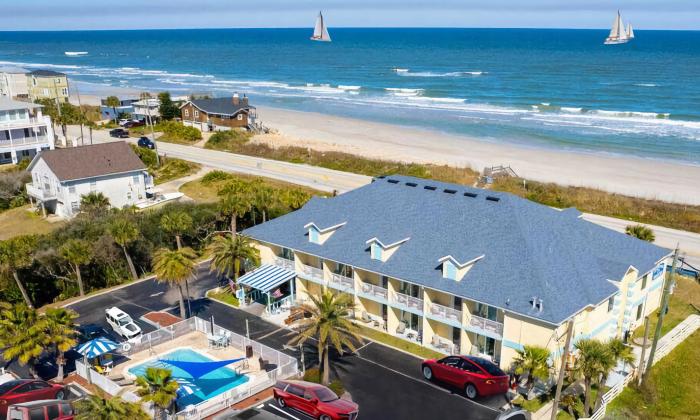 Ocean Sands Beach Inn, with private beach and ocean views in Vilano