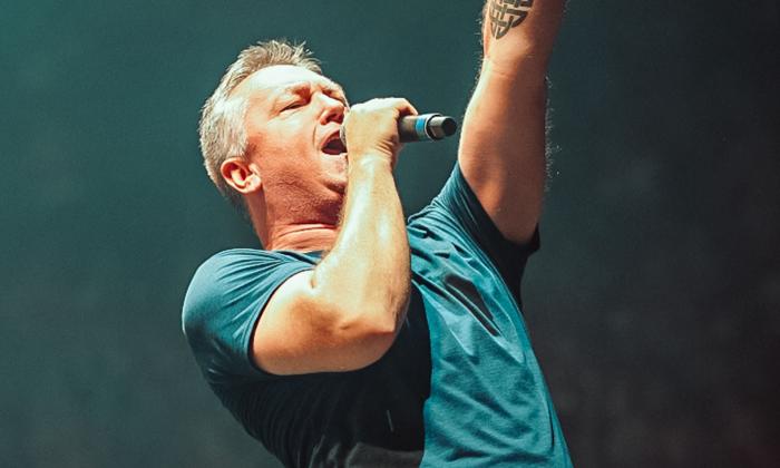 Edwin McCain dons a t-shirt and performs on stage.