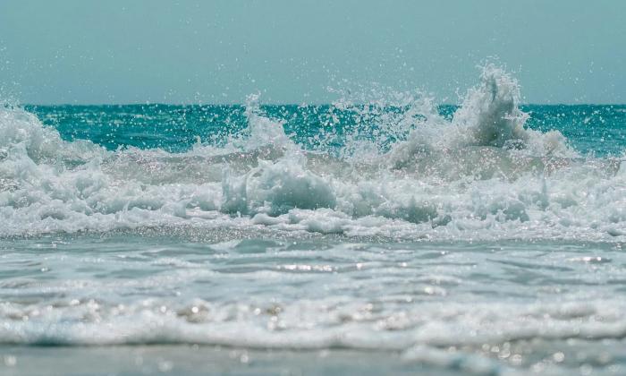 Ocean waves crashing