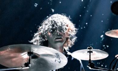 Orlando Muñiz playing drums 
