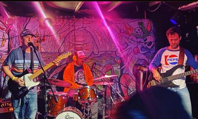 The trio band Dig Dog onstage