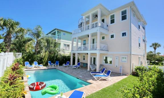 14 F is three stories with relaxing pool and patio