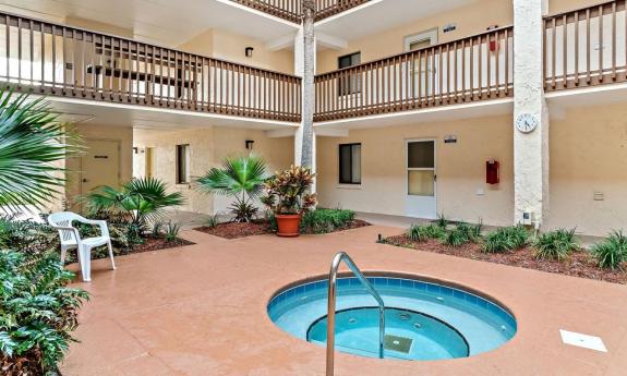 St. Augustine Ocean & Racquet Resort offers rooms with a view of one of the hot tubs, surrounded by plants