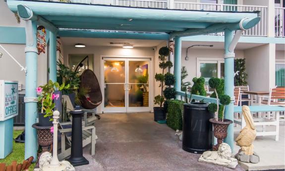 The main entrance of Ocean Sands Innhas an aqua pergola and outdoor seating