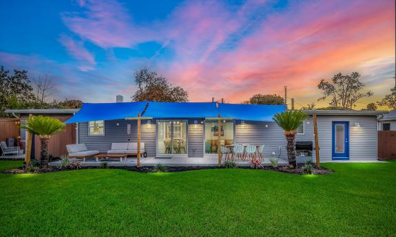 The fenced-in back yard and deck at Adventure Oasis vacation rental in St. Augustine