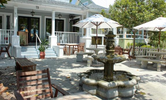 The courtyard of the Sunday gathering table restaurant