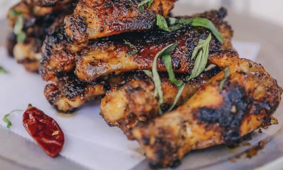 Plated wings with seasoning sprinkled on top