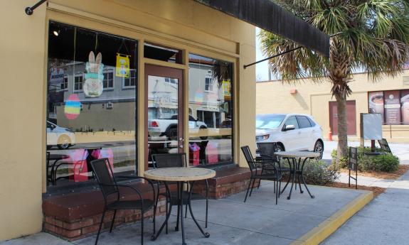 Cafe seating in front of Whetstone Chocolates on King Street