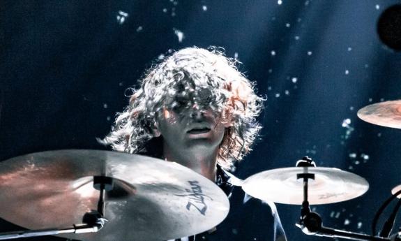 Orlando Muñiz playing drums 