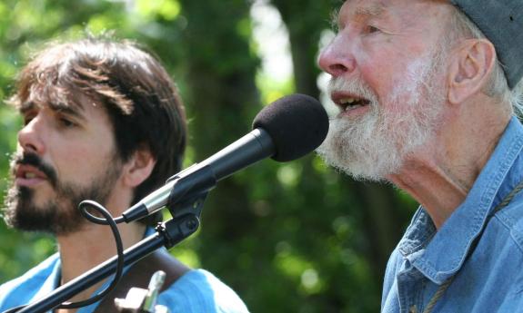 Closeup image of Spook Handy and Pete Seeger singing at Folk Festival