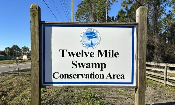 The entrance sign leading into the park