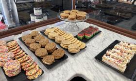 Cookies/cookie sandwiches and other flavorful cakes