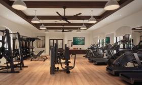 The cardio and strength training room in Soluna Apartments and weights and machines