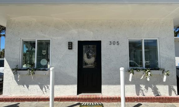 The exterior of the Fleur de Là shop