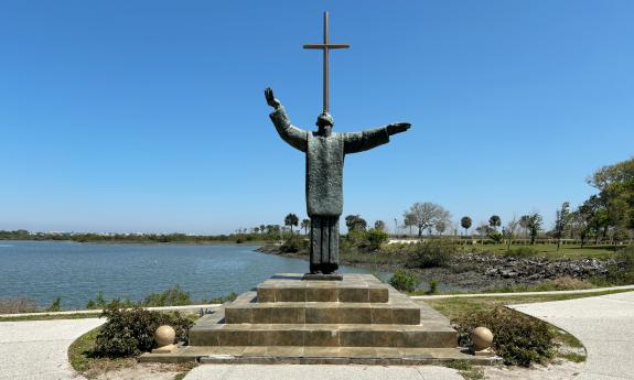 The statue of Father Francisco López de Mendoza Grajales