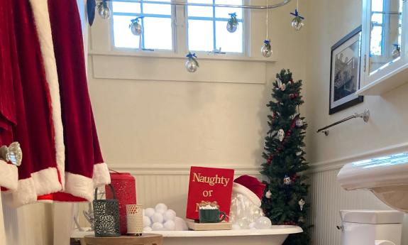 A charming decor for Christmas with Santa going through his list while taking a bath