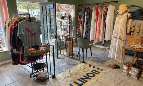 The entrance inside the women's shop