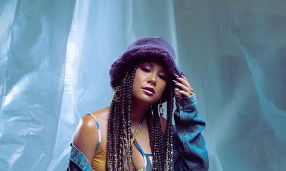 Singer Eli-Mac in hat, combing dreadlocks