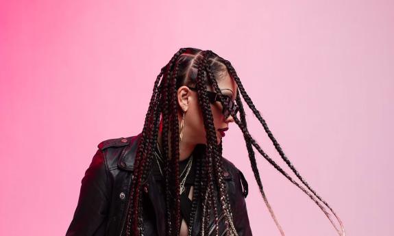 Singer Eli-Mac singing ans swinging her dreads