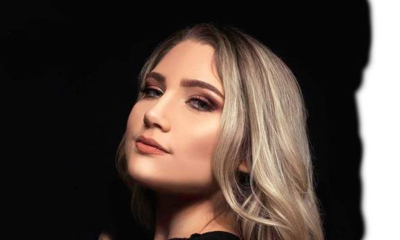 headshot of Songwriter Cassidy Lee