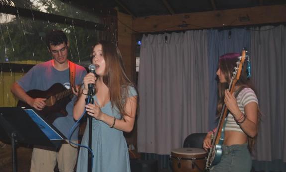 Bels band onstage, playing and singing