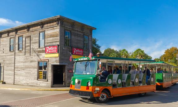 Potter's Wax Museum as the Old Town Trolley goes past