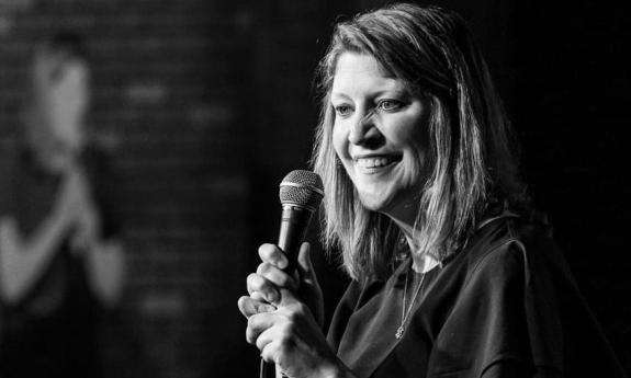 A female comic at the mic