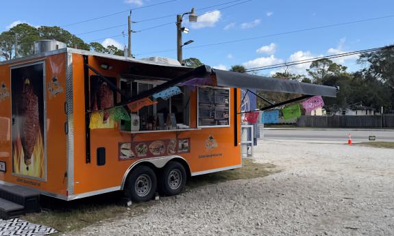 The exterior of El Taco'n Madres food truck
