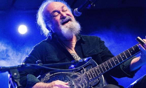 Tinsley Ellis performs live with his guitar.